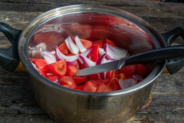 salat-iz-pomidorov-i-ogurtsov-na-zimu-samyiy-vkusnyiy-retsept-06
