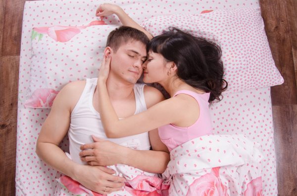 Почему супругам нужно спать в одной кровати - Семья - bigmir)net