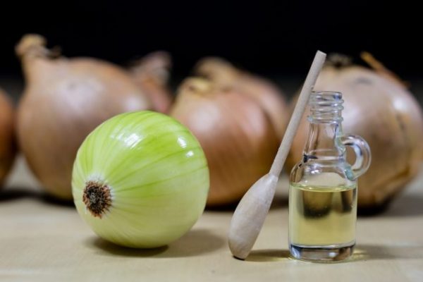Onion juice: the natural remedy against hair loss | Cookist.com